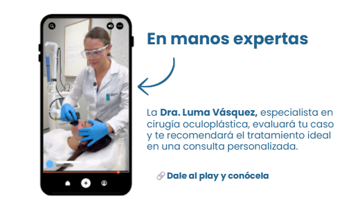 Doctora realizando tratamiento para bolsas bajo los ojos