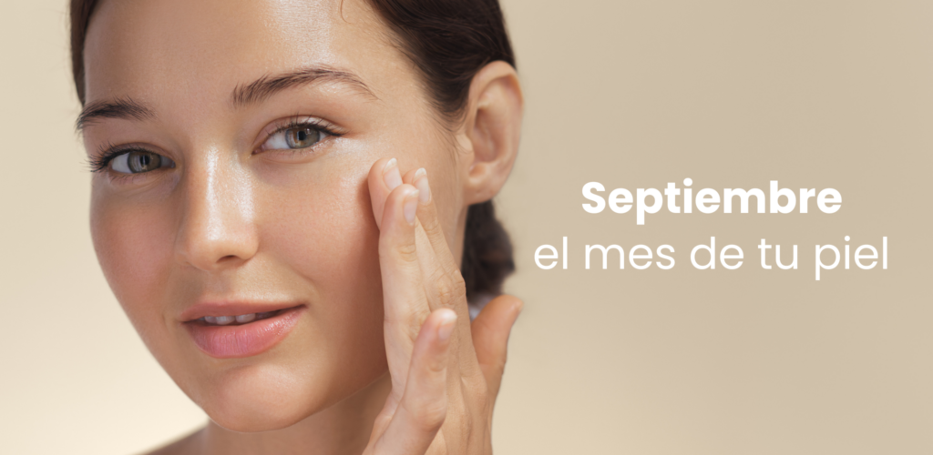 Mujer tocandose la piel mostrando el resultado del tratamiento para bolsas bajo los ojos